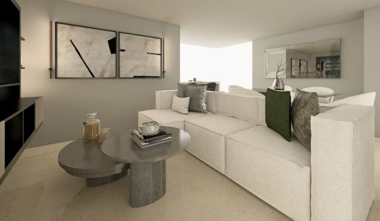 Sala de estar moderna con un sofá seccional blanco, cojines decorativos, arte de pared abstracto, una mesa de café con elementos de decoración y un gran espejo de pared que refleja el comedor en el fondo.