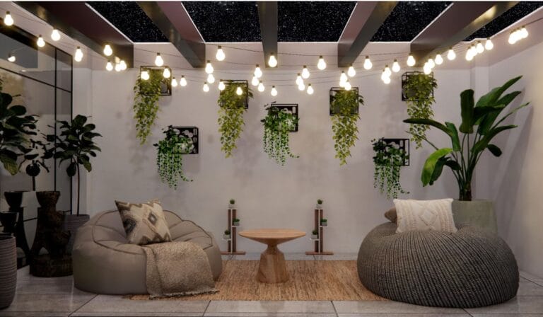 Diseño de Interiores Online _ Decoratic - Plataforma de diseño de interiores Una acogedora zona de estar interior con dos pufs, una mesa de café de madera, plantas colgantes y luces de cadena suspendidas del techo.